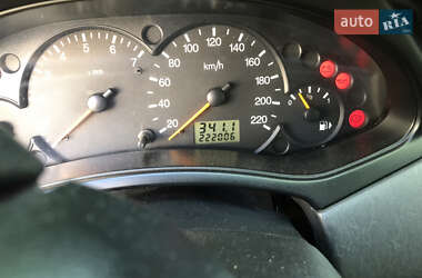 Хетчбек Ford Focus 2004 в 