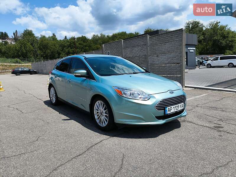 Хэтчбек Ford Focus 2012 в 