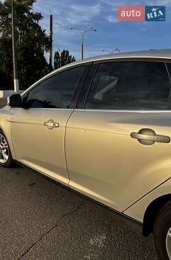 Хэтчбек Ford Focus 2012 в 