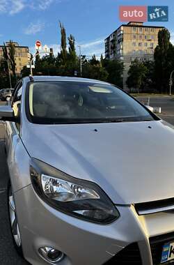 Хэтчбек Ford Focus 2012 в 