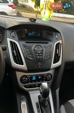 Хэтчбек Ford Focus 2012 в 