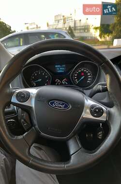 Хэтчбек Ford Focus 2012 в 