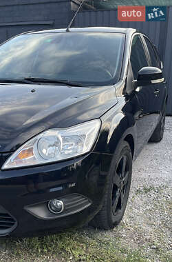 Хэтчбек Ford Focus 2010 в 
