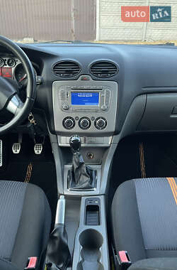 Хэтчбек Ford Focus 2010 в 