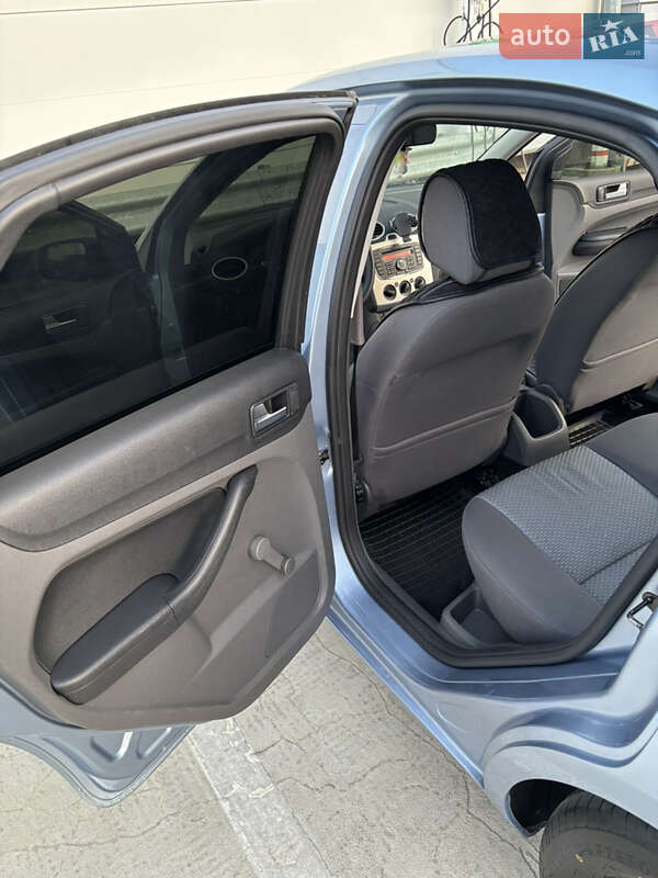 Хэтчбек Ford Focus 2005 в Киеве