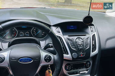 Хэтчбек Ford Focus 2012 в 