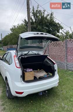 Хэтчбек Ford Focus 2011 в 