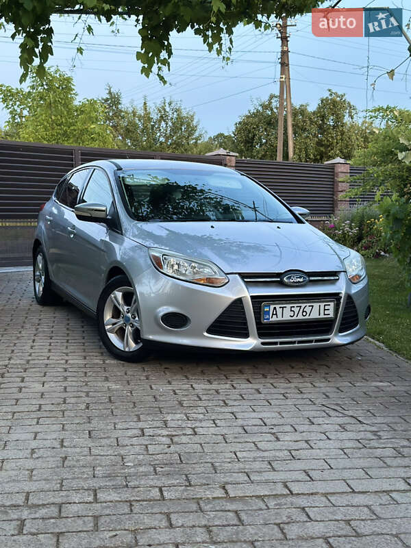 Хэтчбек Ford Focus 2012 в 