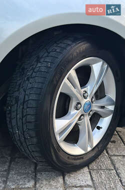 Хэтчбек Ford Focus 2012 в 