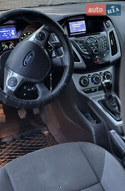 Хэтчбек Ford Focus 2012 в 