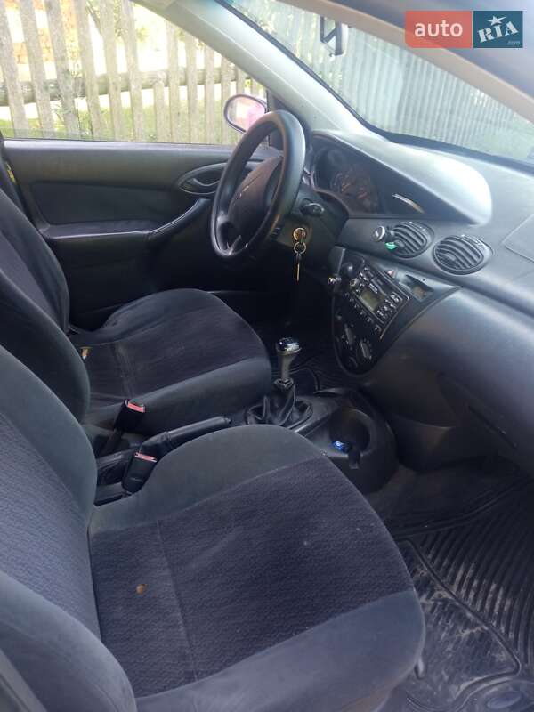 Хэтчбек Ford Focus 2000 в Жовкве