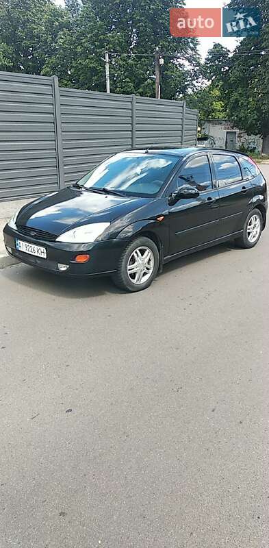 Хэтчбек Ford Focus 2000 в 
