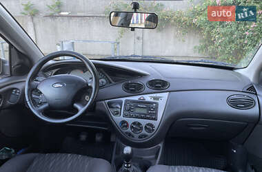 Хэтчбек Ford Focus 2003 в 