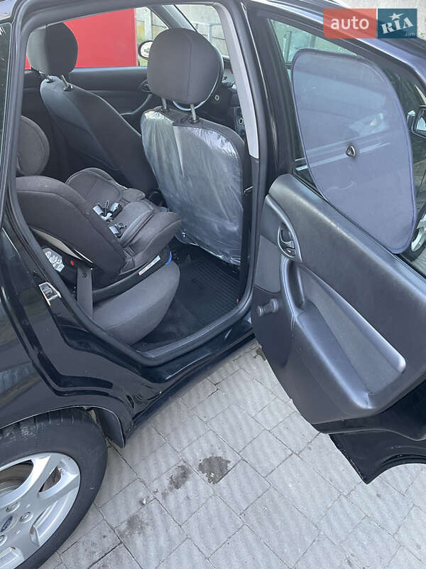 Хэтчбек Ford Focus 2003 в Стрые