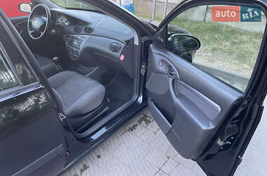 Хэтчбек Ford Focus 2003 в 