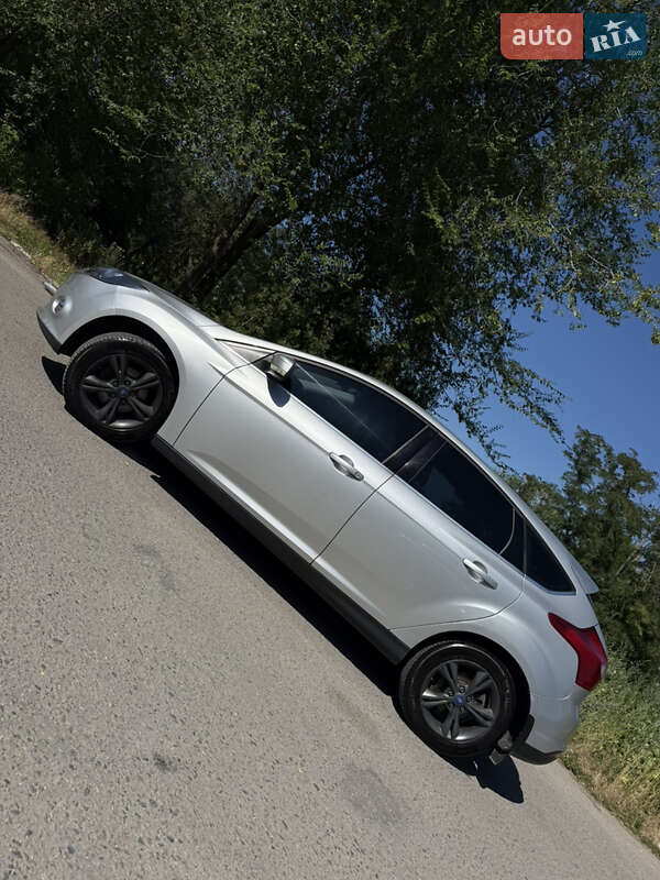 Хэтчбек Ford Focus 2012 в 