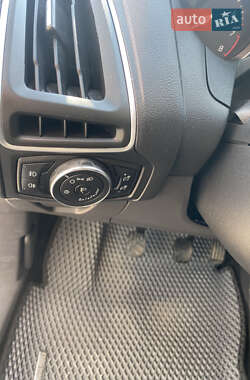 Хэтчбек Ford Focus 2012 в 