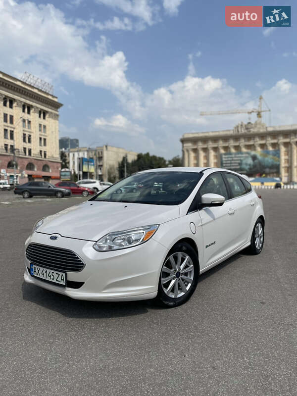 Хэтчбек Ford Focus 2012 в 