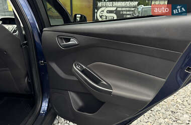 Хэтчбек Ford Focus 2011 в 