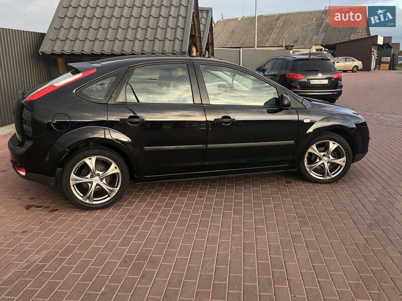 Хэтчбек Ford Focus 2006 в Сарнах