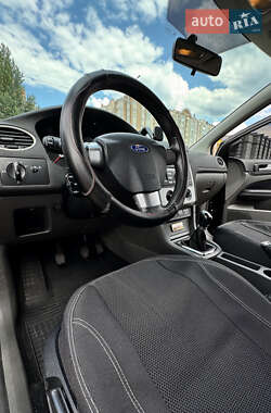 Хэтчбек Ford Focus 2005 в 