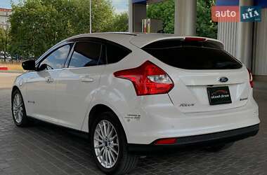 Хэтчбек Ford Focus 2012 в 