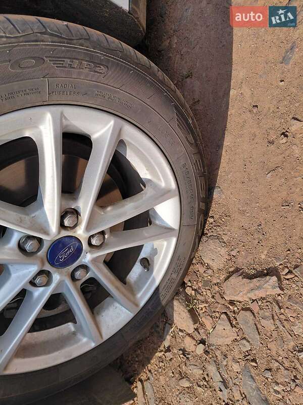 Седан Ford Focus 2015 в П'ятихатках