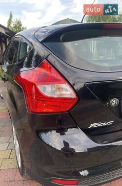 Хэтчбек Ford Focus 2011 в 