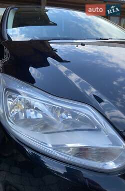 Хэтчбек Ford Focus 2011 в 