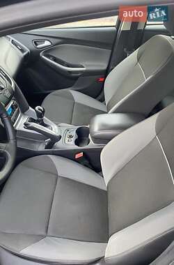 Хэтчбек Ford Focus 2011 в 