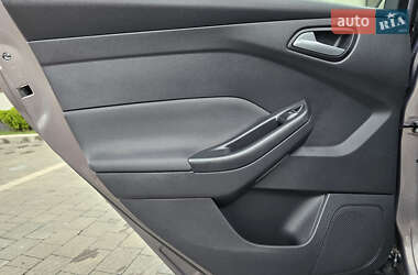 Хэтчбек Ford Focus 2012 в 