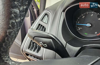 Хэтчбек Ford Focus 2012 в 
