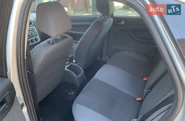 Хэтчбек Ford Focus 2006 в 