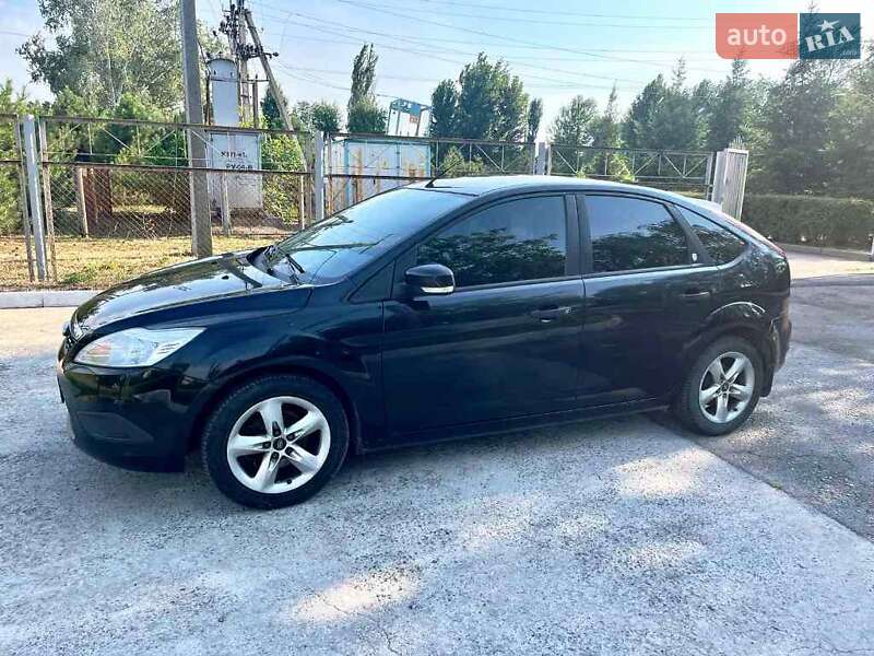 Хэтчбек Ford Focus 2011 в 