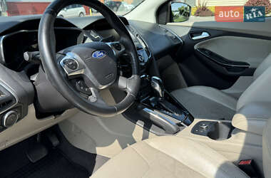Хэтчбек Ford Focus 2012 в 