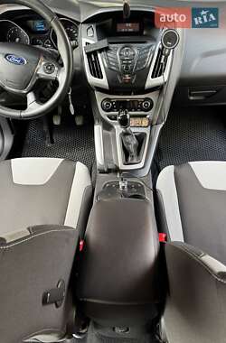 Хэтчбек Ford Focus 2011 в 