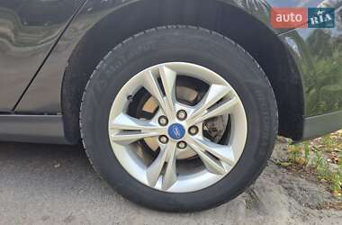 Хэтчбек Ford Focus 2011 в 