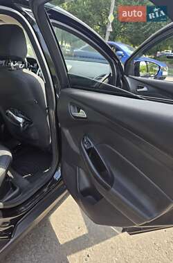 Хэтчбек Ford Focus 2011 в 
