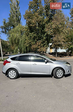 Хэтчбек Ford Focus 2011 в 