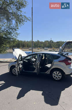 Хэтчбек Ford Focus 2011 в 