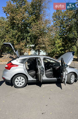 Хэтчбек Ford Focus 2011 в 