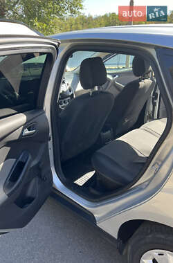 Хэтчбек Ford Focus 2011 в 