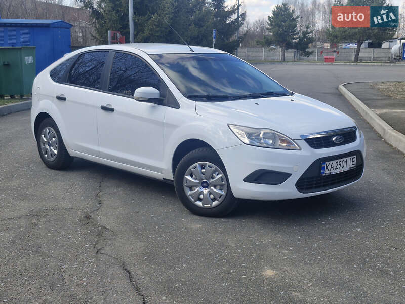 Хэтчбек Ford Focus 2011 в 