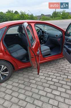 Хэтчбек Ford Focus 2006 в 