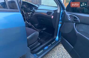 Хэтчбек Ford Focus 2000 в 