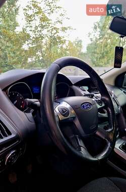 Хэтчбек Ford Focus 2011 в 