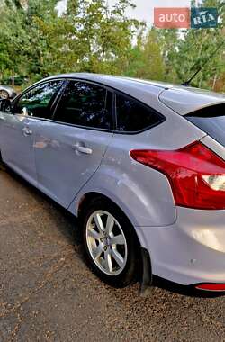 Хэтчбек Ford Focus 2011 в 
