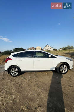 Хэтчбек Ford Focus 2012 в 