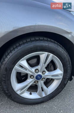 Хэтчбек Ford Focus 2012 в 