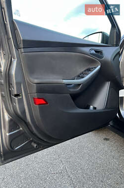 Хэтчбек Ford Focus 2012 в 